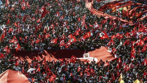 Turquie: une foule de manifestants pro-démocratie rassemblée place Taksim - ảnh 1